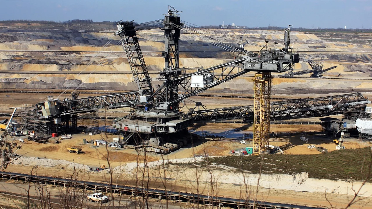 Caminhões transportam material em operação de mineração