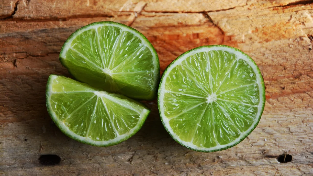 Nutricionista orientando escolhas alimentares com frutas