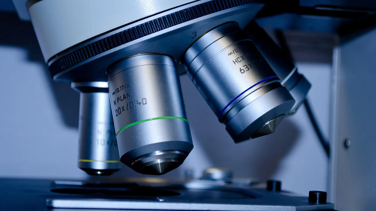 Microscópio usado na avaliação do sedimento urinário.