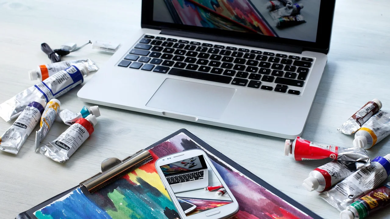 Pessoa acessando serviço público digital para registrar uma denúncia
