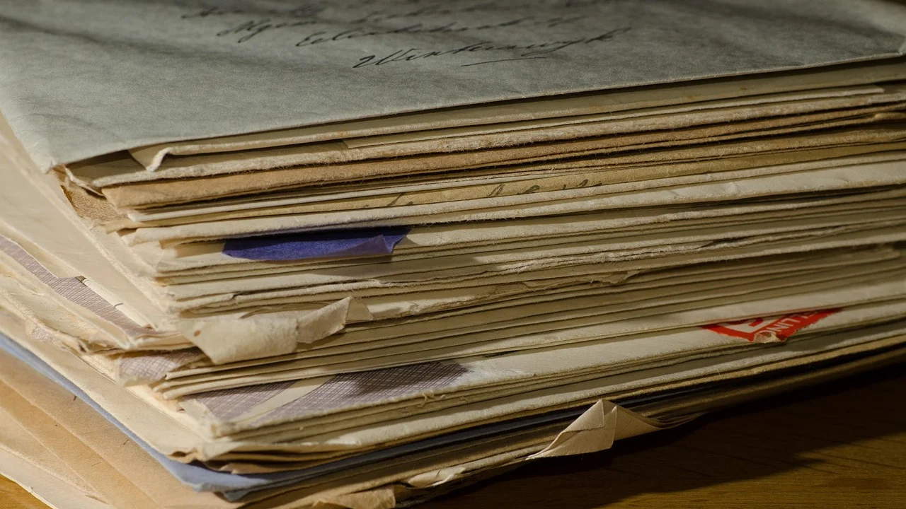 Envelope e papéis usados em uma comunicação formal