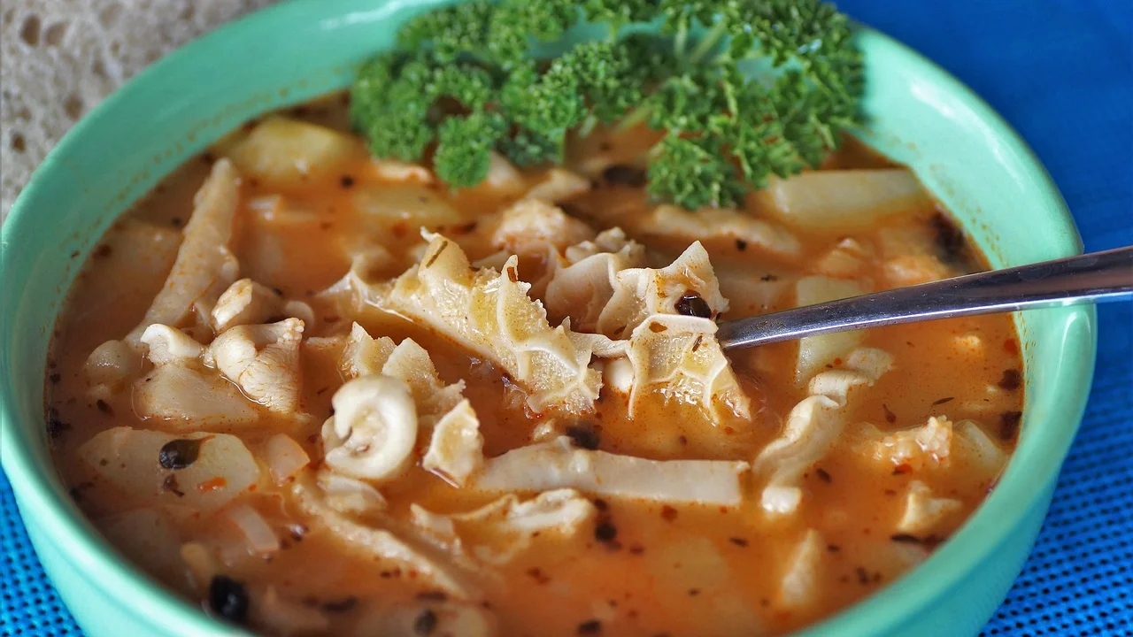 Porção de moela cozida servida com arroz, feijão e salada