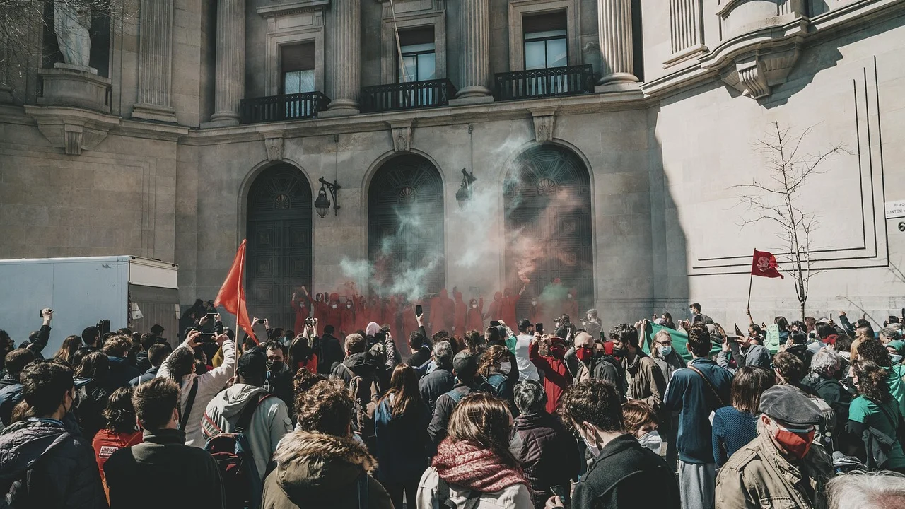 Pessoas reunidas em manifestação pacífica em espaço urbano.