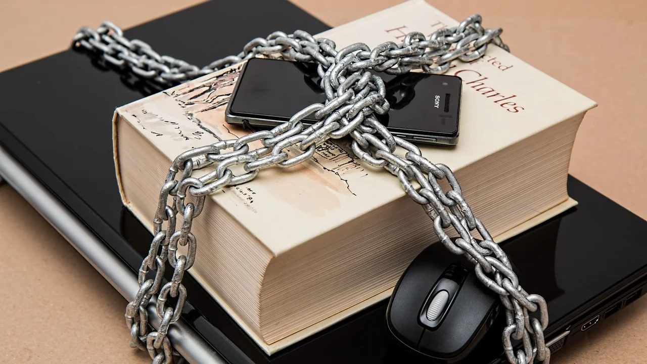 Notebook aberto em uma mesa de trabalho com navegação segura