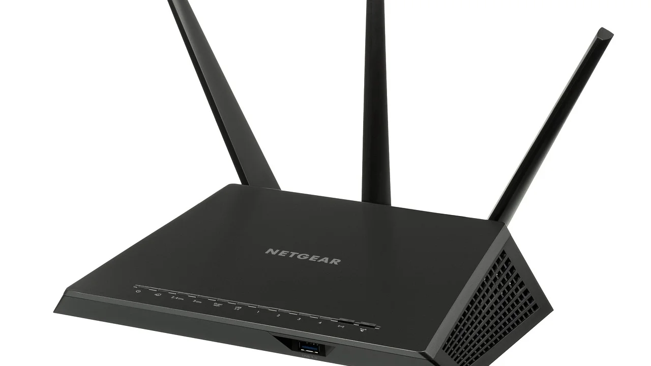 Cabos de rede corretamente conectados ao equipamento.