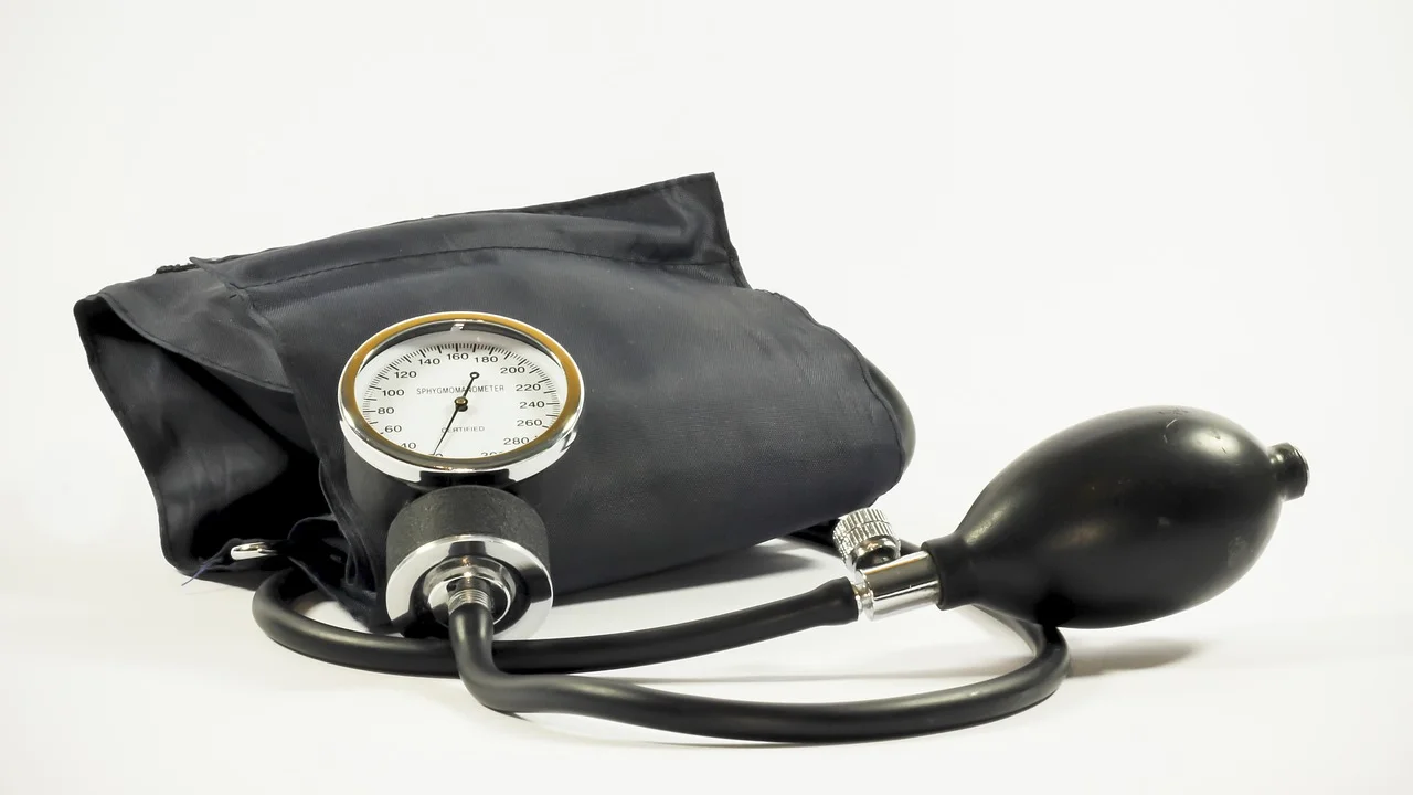 Laudo de exames ao lado de materiais de consulta médica