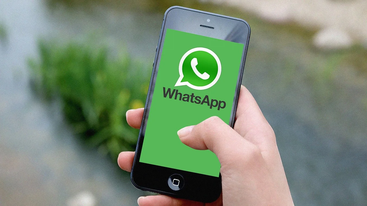 Teclado e celular representam a comunicação por siglas.