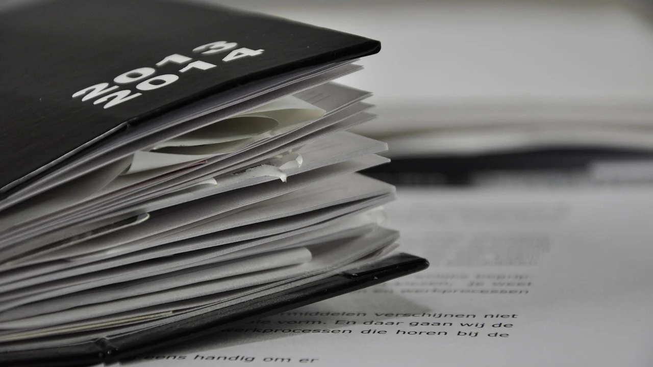 Boleto e calendário organizados sobre uma mesa