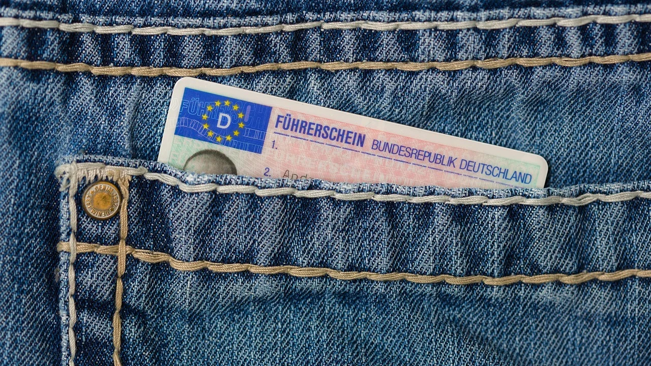 Carteira Nacional de Habilitação aberta sobre uma mesa