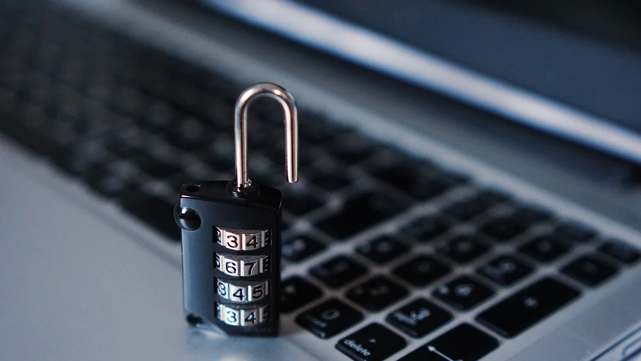 Pessoa preenchendo cadastro em computador com conexão estável.