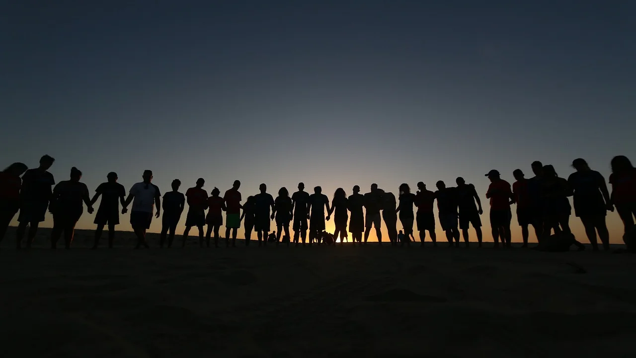 Grupo reunido em atividade de escuta e apoio mútuo