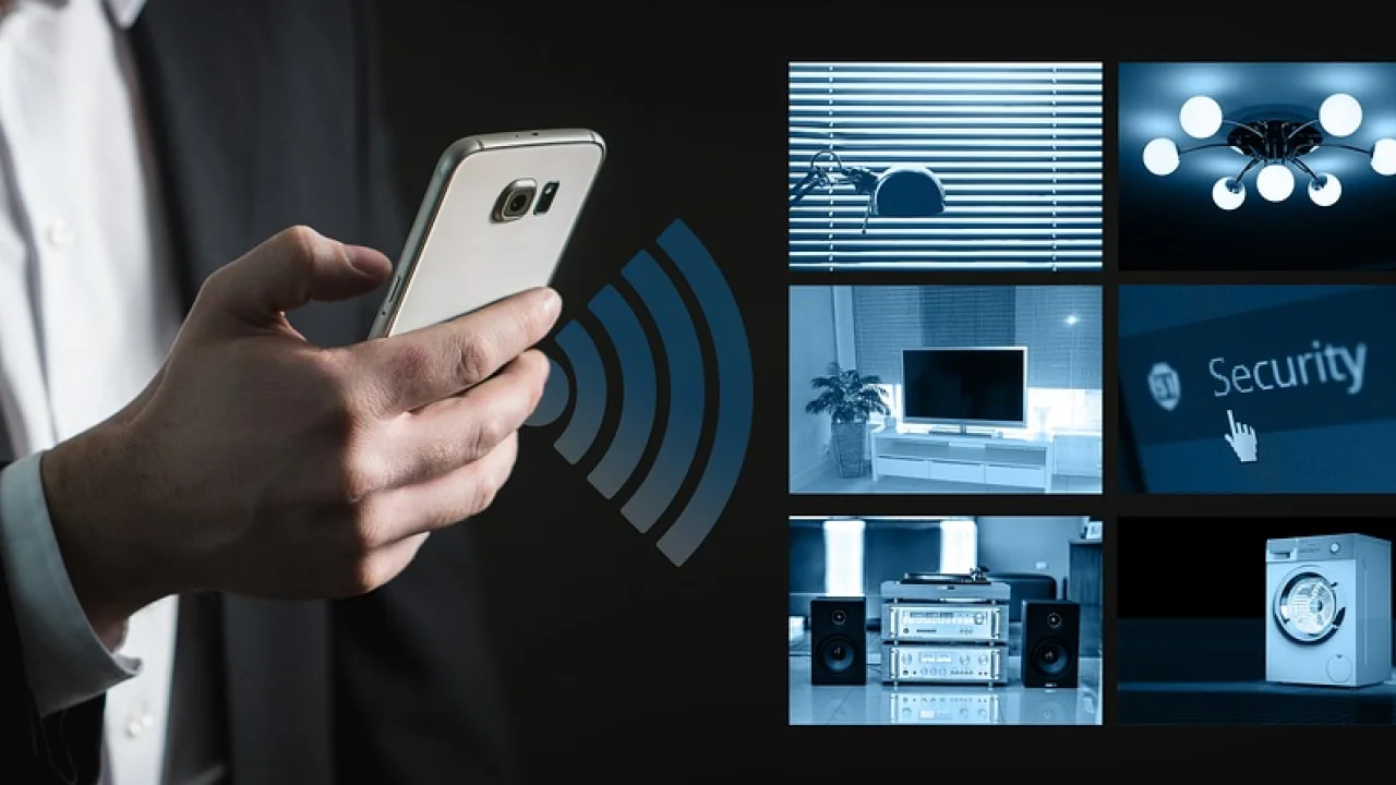 Pessoa configurando uma lâmpada inteligente pelo celular
