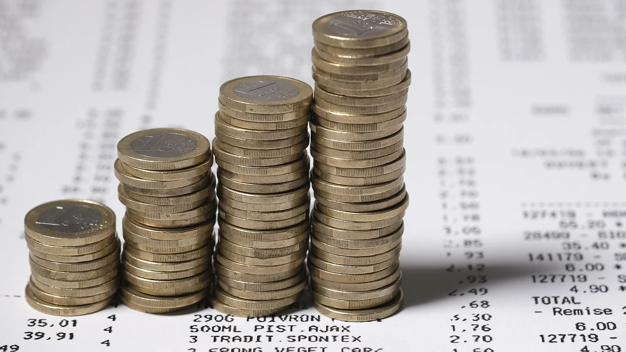 Pessoa conferindo informações bancárias no aplicativo