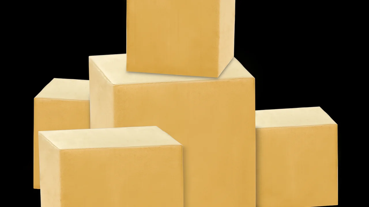 Funcionário confere produtos antes do envio ao cliente.