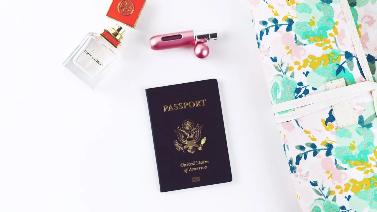 Passaporte, carteira migratória e comprovantes organizados para atendimento.