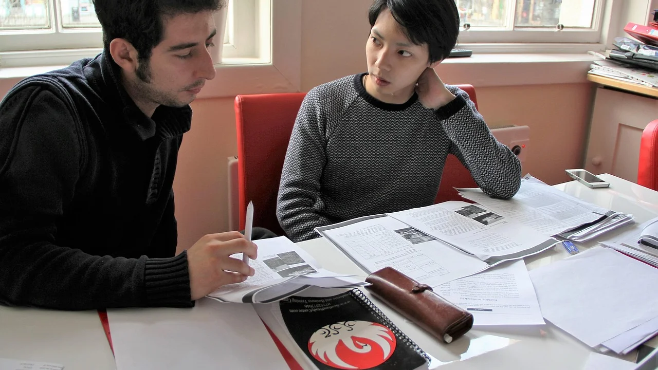 Conversa entre estudantes em ambiente de aprendizagem