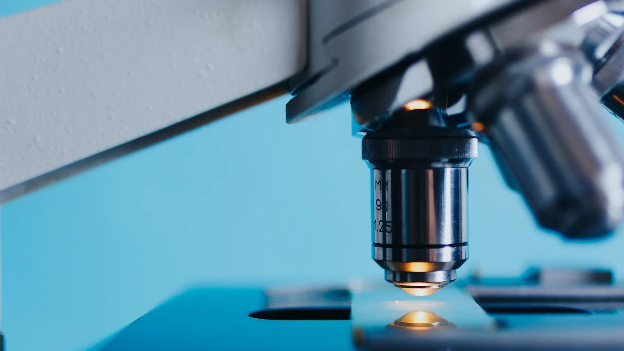 Profissional prepara sala para procedimento endoscópico