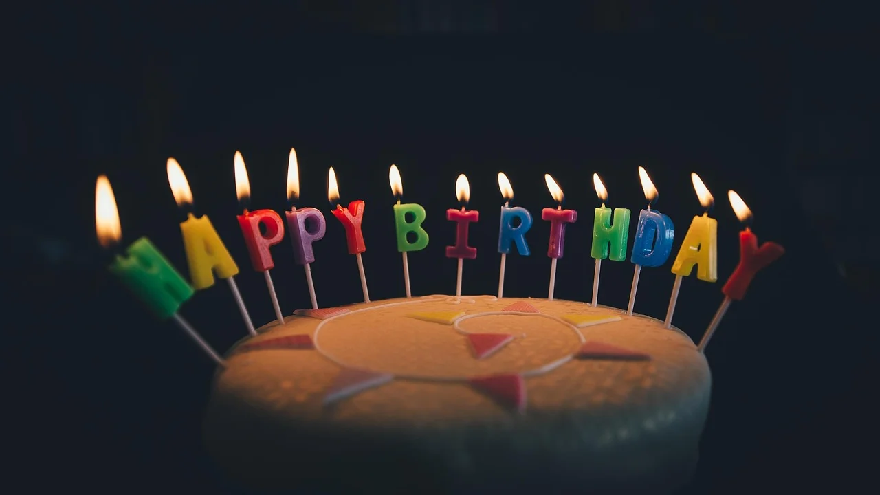 Mesa de bolo decorada para comemoração de 15 anos.