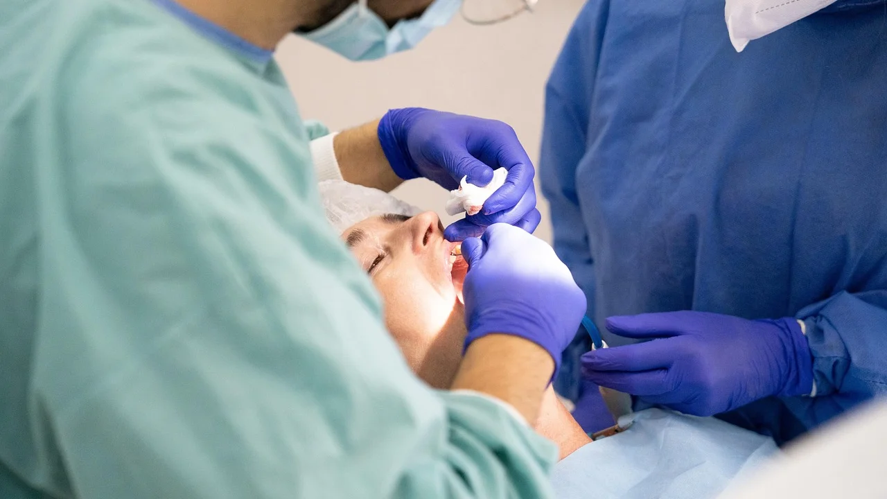 Cirurgião-dentista avaliando radiografia antes da extração do siso.