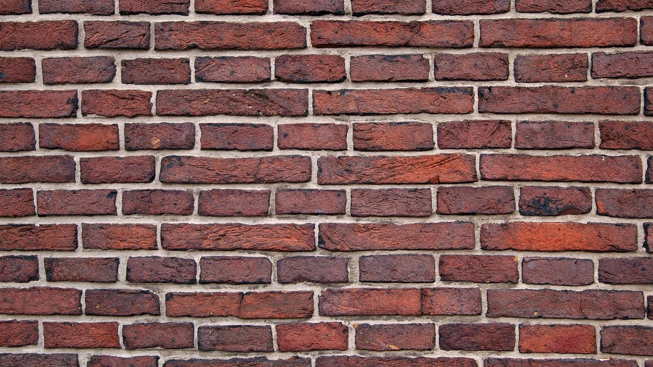 Pedreiro assentando blocos cerâmicos com argamassa
