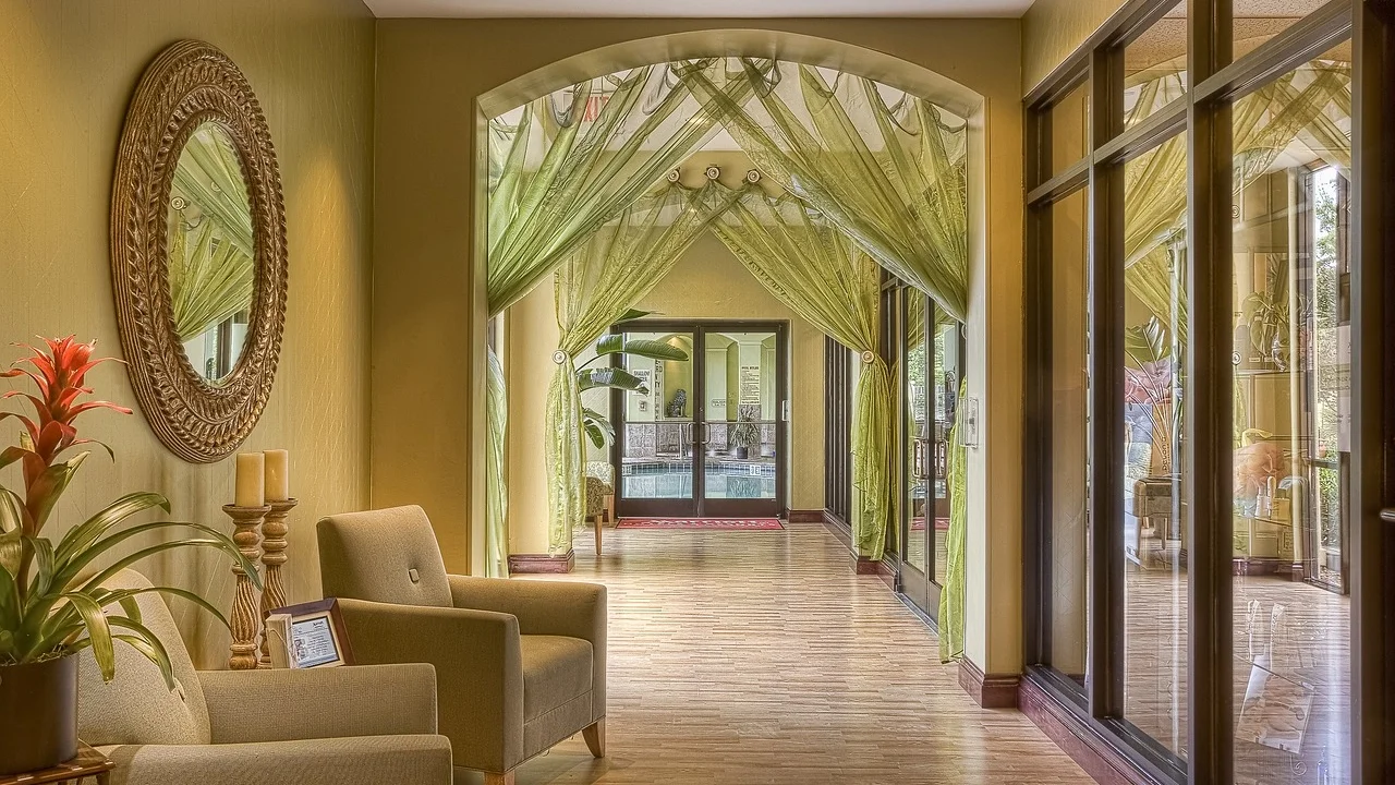 Recepção de hospedagem preparada para receber visitantes