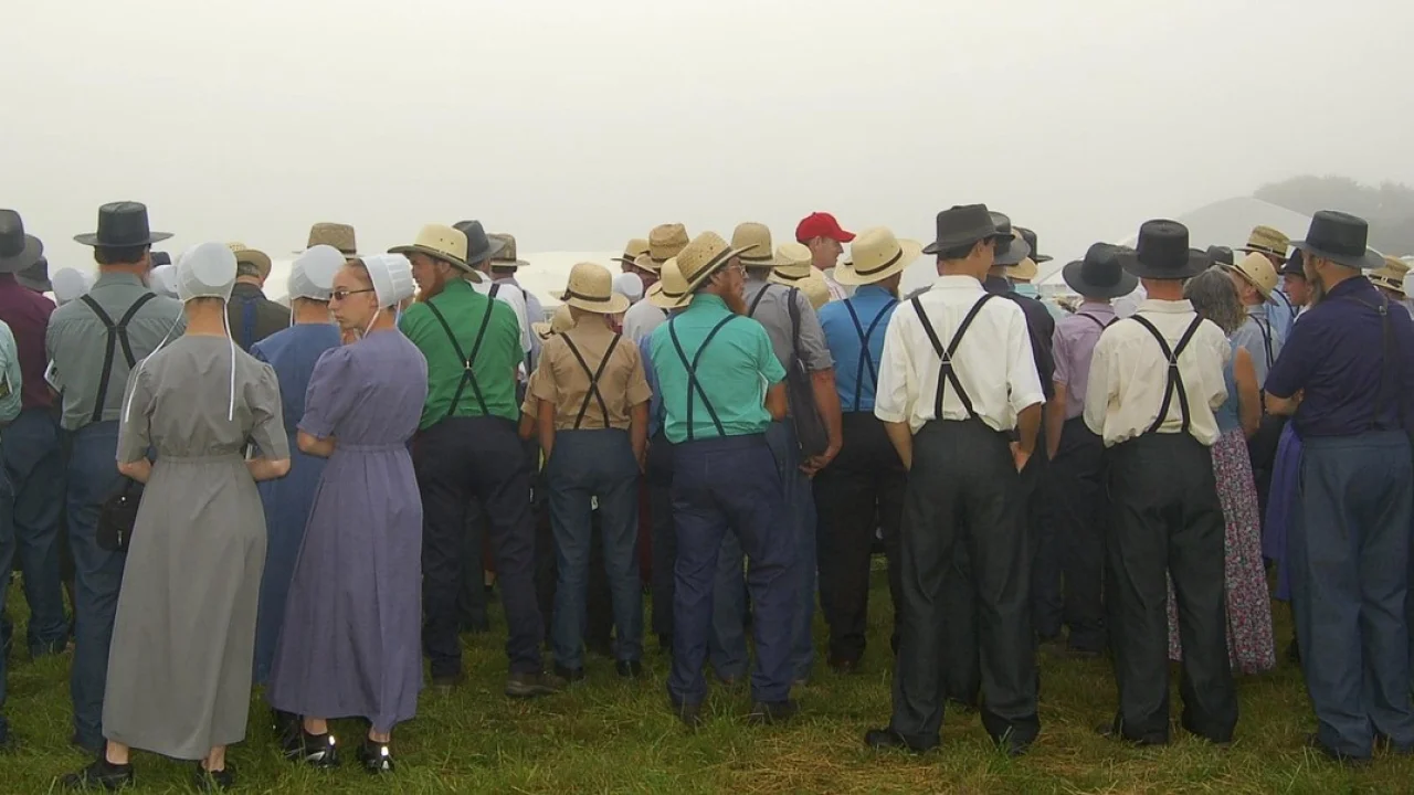 Participantes acompanham uma pauta durante uma assembleia.