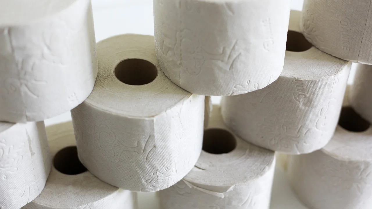 Alimentação e suplementos podem alterar temporariamente a tonalidade das fezes.