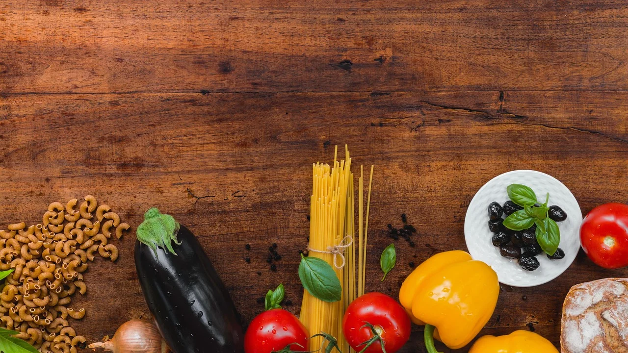 Prato equilibrado com arroz, feijão, salada e proteína