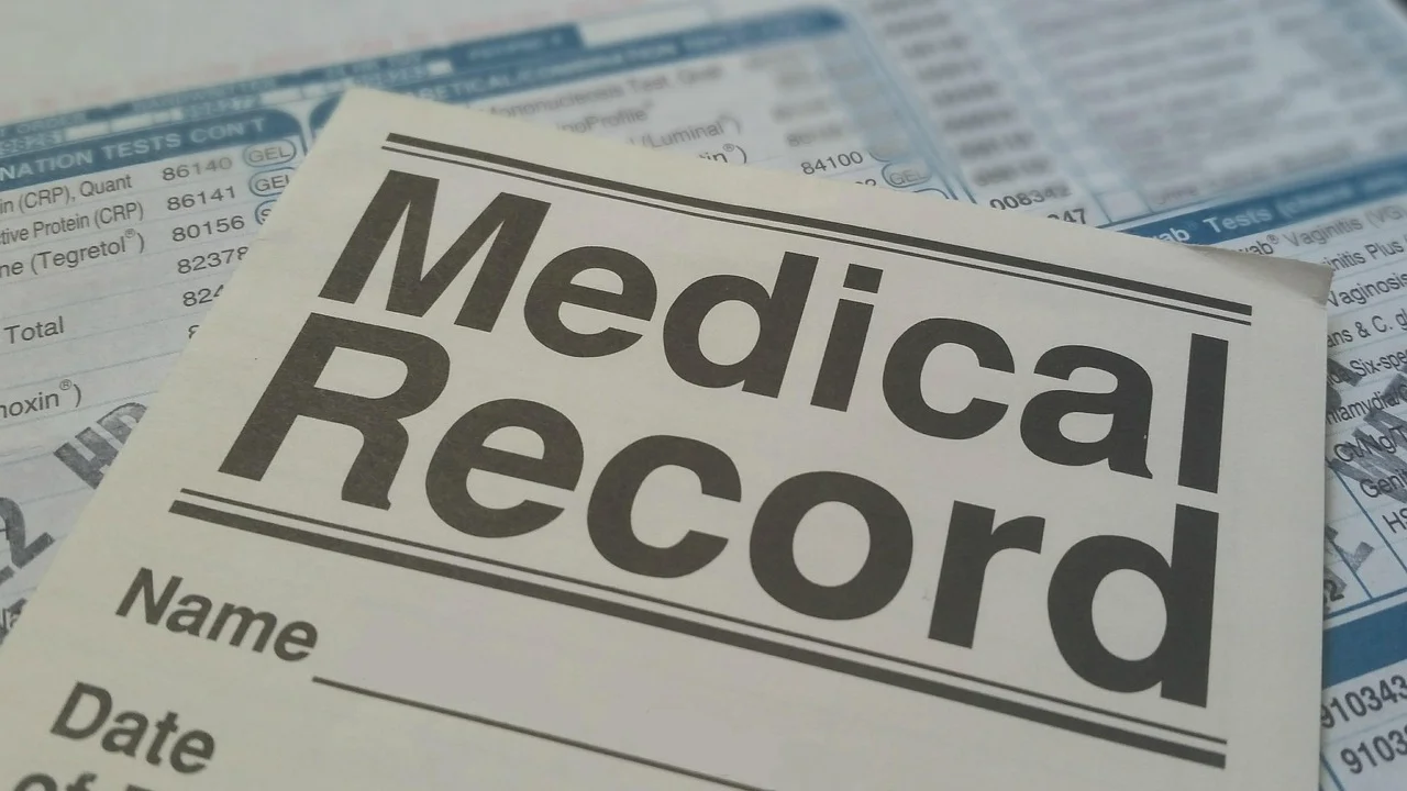 Profissional de saúde explicando informações de um relatório