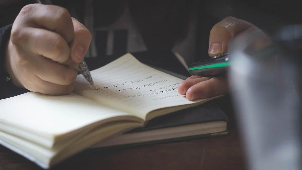 Cadernos e materiais usados na preparação de aulas.