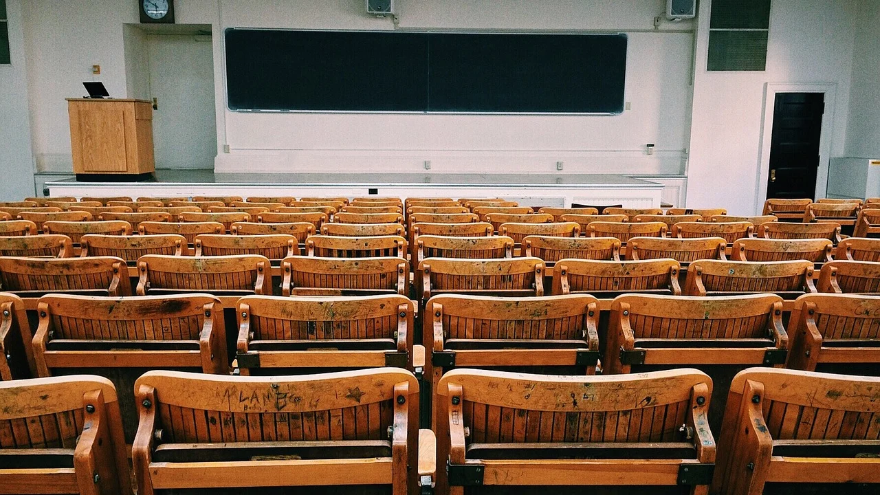 Equipe pedagógica analisa objetivos de aprendizagem em reunião.