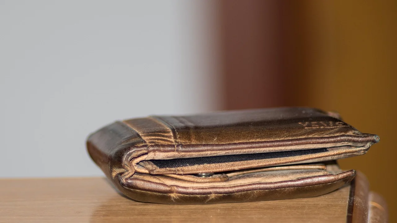 Calculadora ao lado de documentos de pagamento