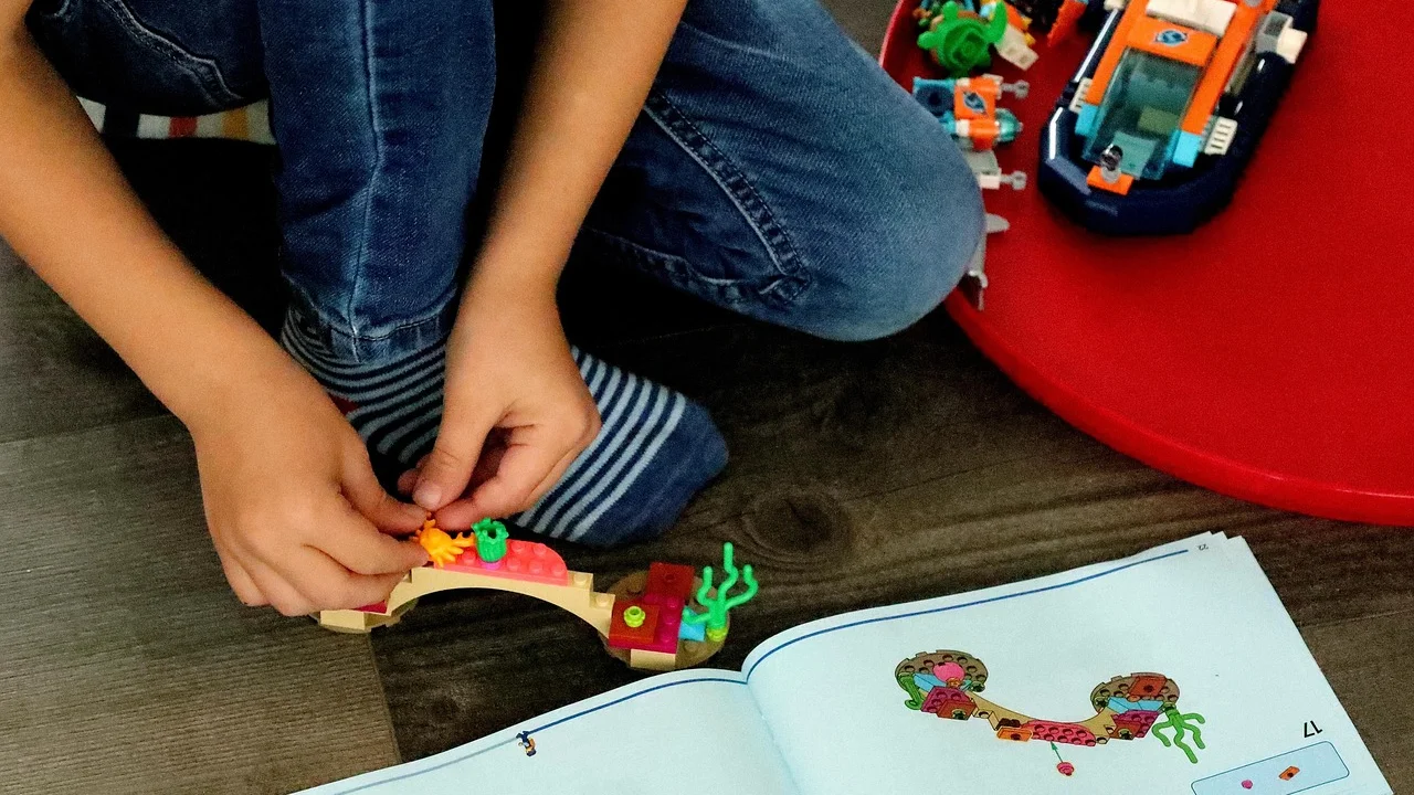 Bebê explorando brinquedos seguros durante a brincadeira