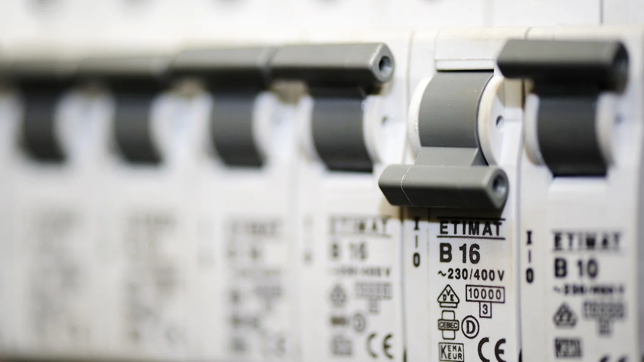 Eletricista avaliando conexões de uma instalação residencial