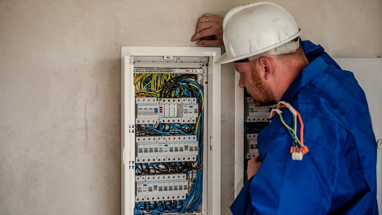 Cabos elétricos organizados em eletroduto