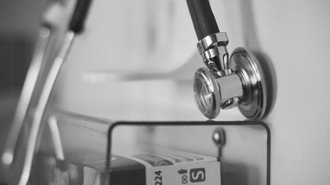Profissional de saúde realiza avaliação ocupacional em trabalhador.