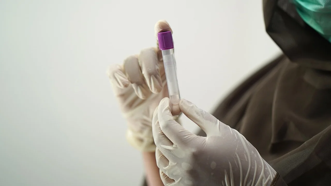 Tubo de coleta utilizado para exames de sangue.