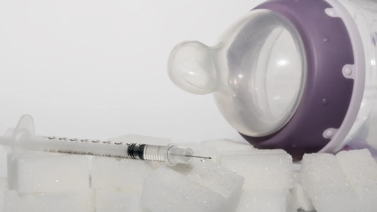 Criança realiza exame de sangue acompanhada por um adulto.