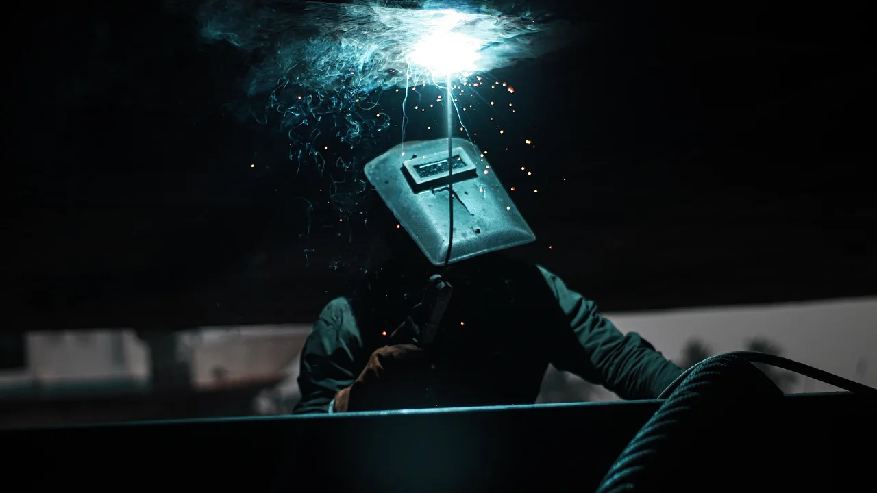 Equipe utiliza equipamentos de proteção em área industrial