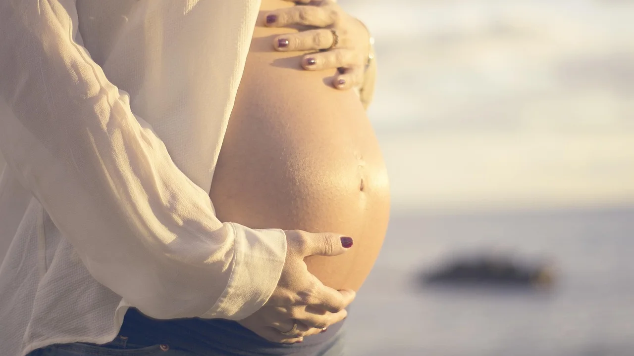 Mãe e recém-nascido recebem cuidados após o parto.