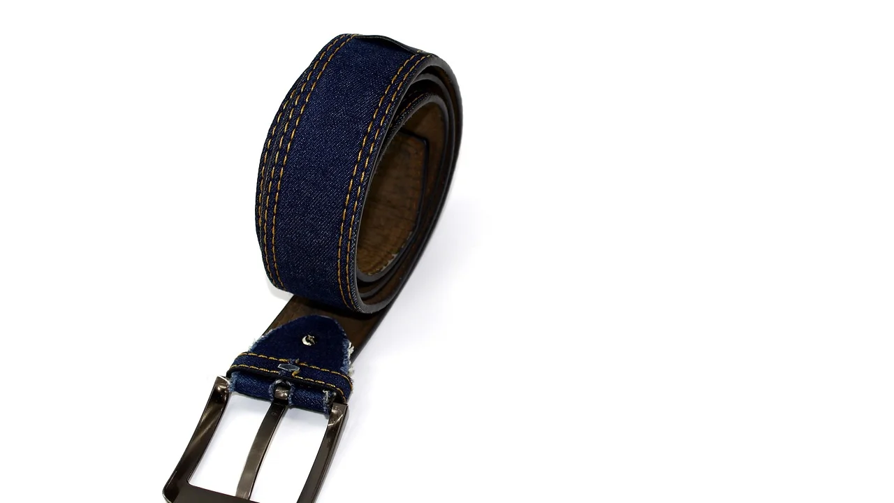 Detalhe do cós e da etiqueta de tamanho de uma calça
