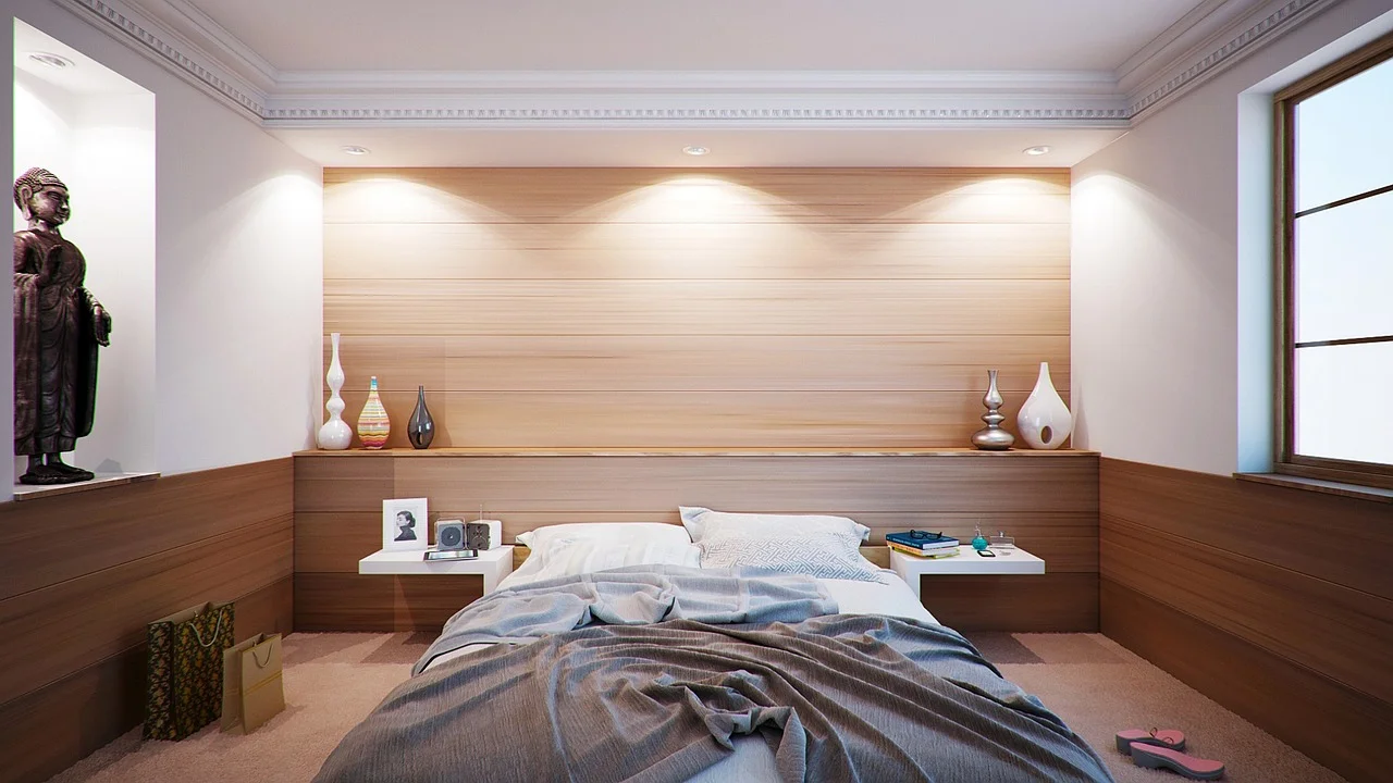 Quarto planejado com cama e circulação lateral livre