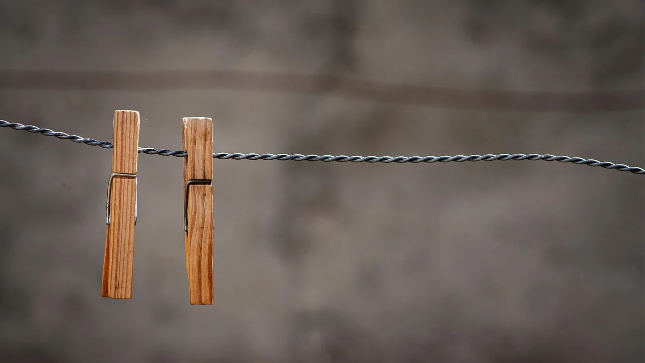 Criança em pé durante a medição de altura em casa.