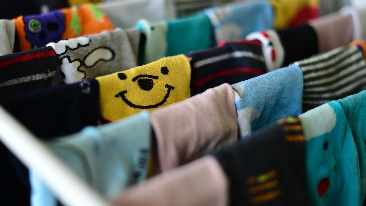 Etiqueta de roupa infantil com indicação de tamanho e composição.