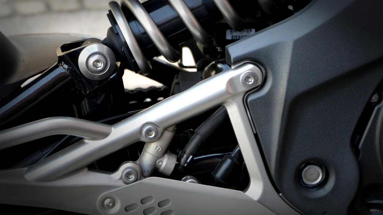 Moto em oficina durante revisão da suspensão frontal.