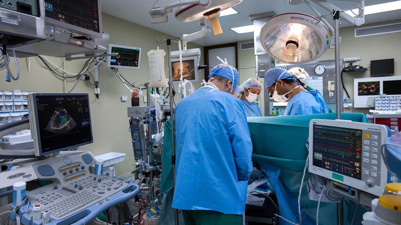 Médico urologista analisa laudo com medidas prostáticas.