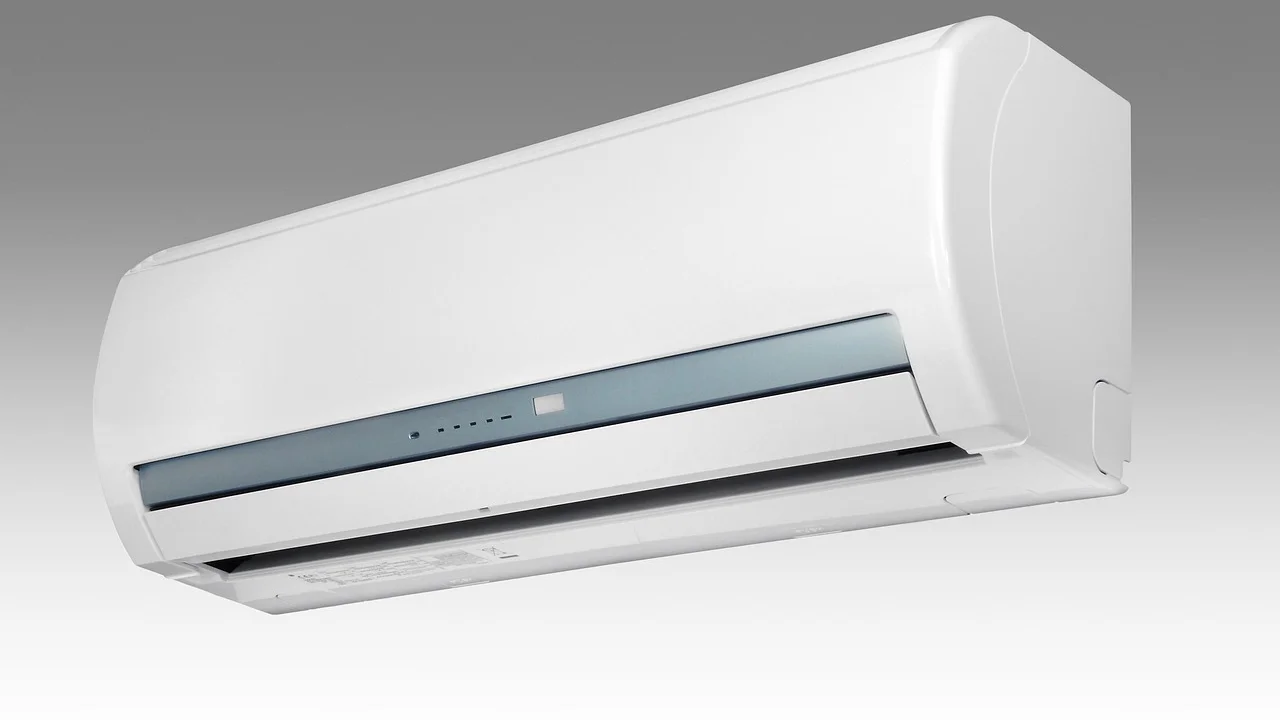 Unidade interna de ar-condicionado instalada em ambiente residencial.