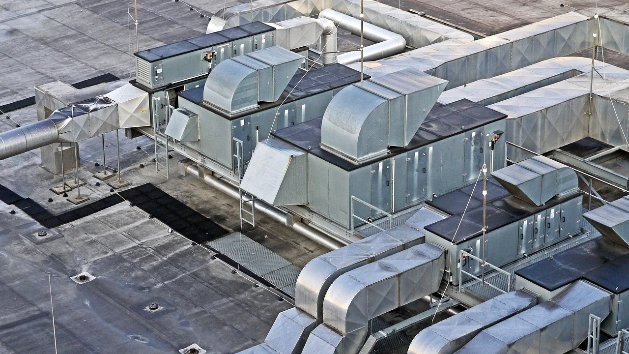 Etiqueta técnica com dados de potência e eficiência energética.