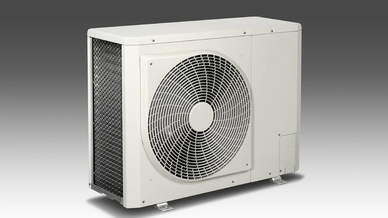 Controle remoto ajustando a temperatura do ar-condicionado.