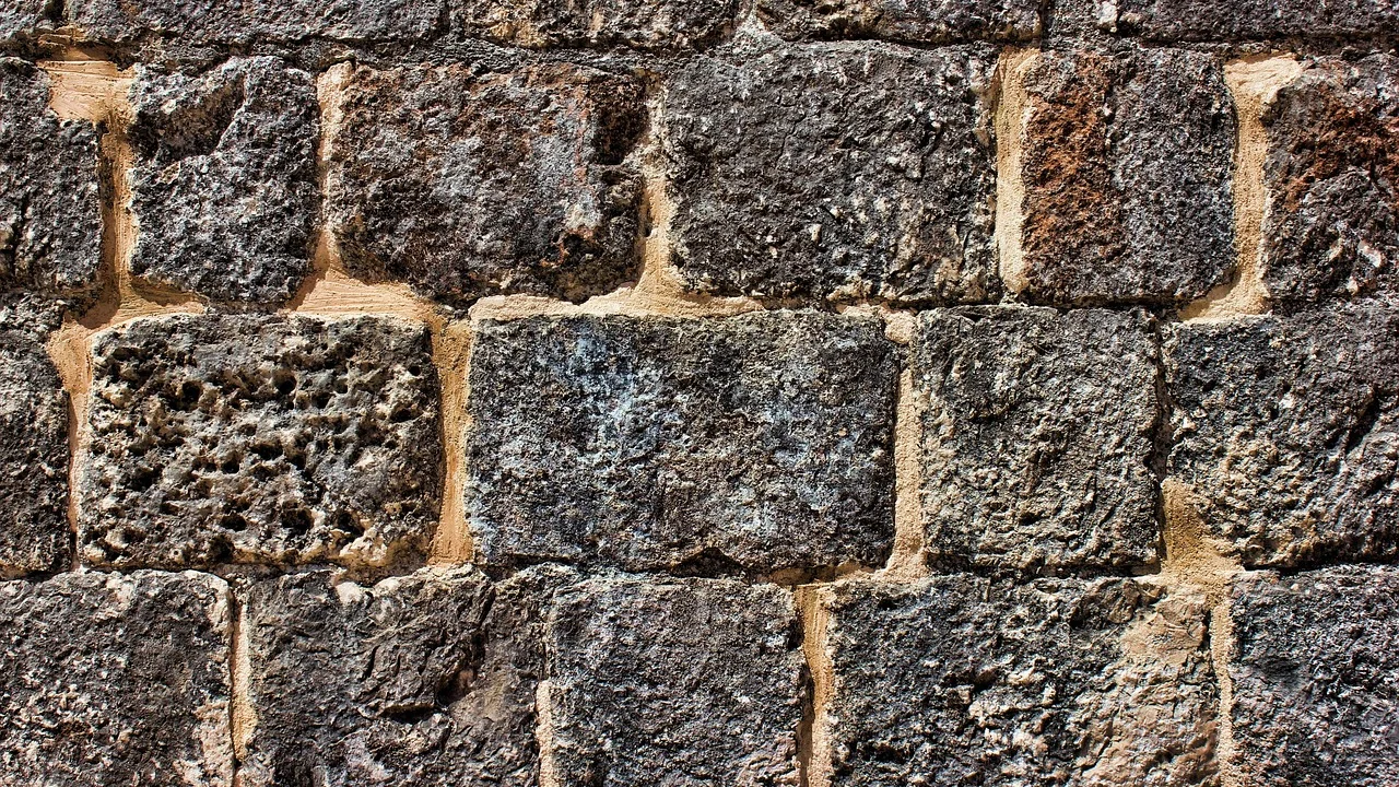 Portão instalado em muro com acabamento pintado.